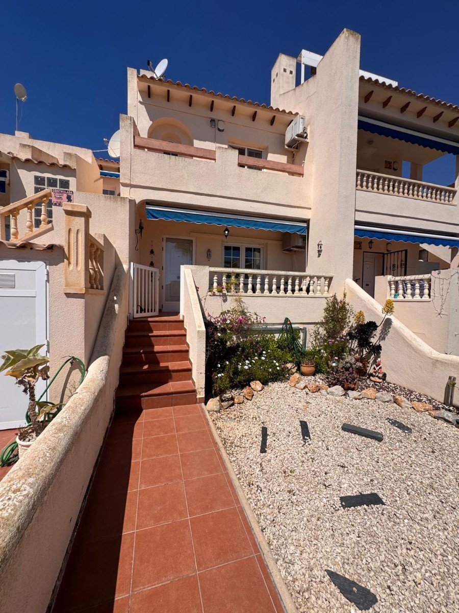   This beautifully presented 2-bedroom, 2.5-bathroom, three-storey townhouse is ideally located on the prestigious and award-winning Las Ramblas Golf 