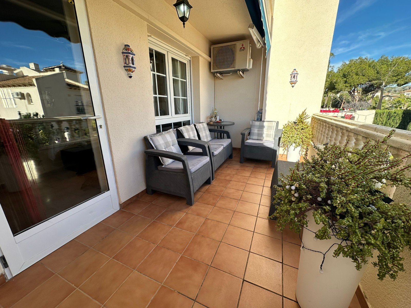   This beautifully presented 2-bedroom, 2.5-bathroom, three-storey townhouse is ideally located on the prestigious and award-winning Las Ramblas Golf 