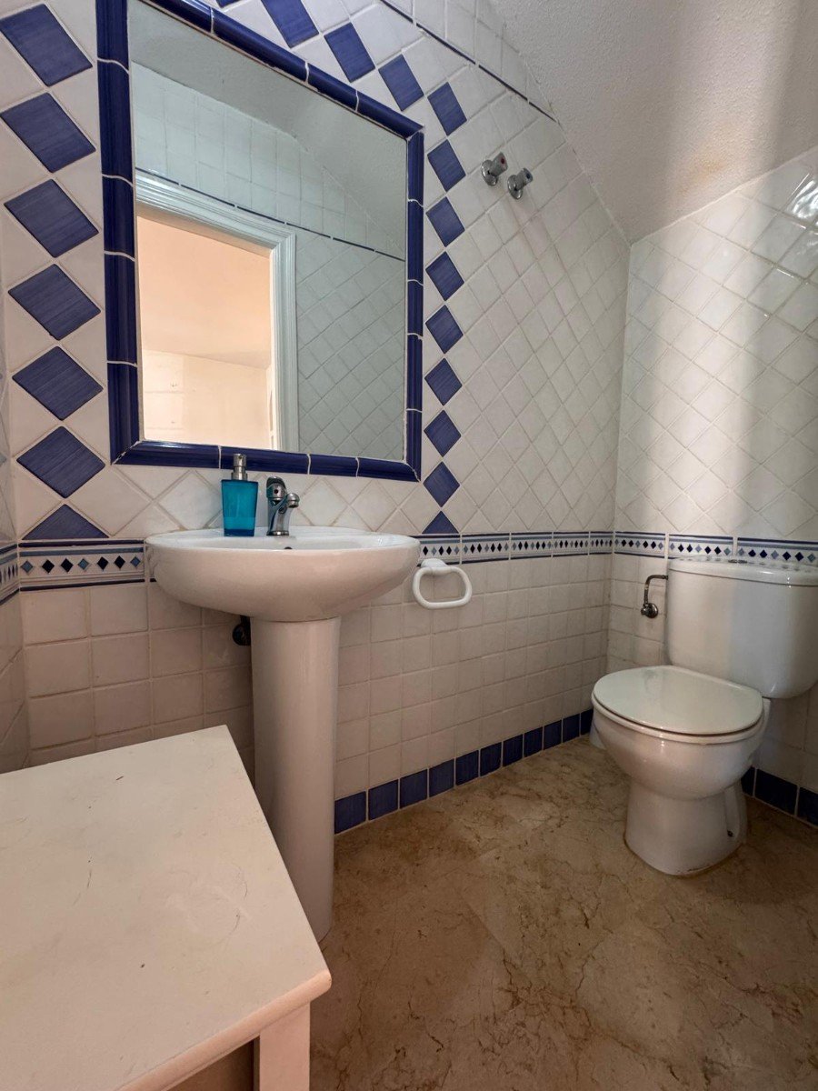   This beautifully presented 2-bedroom, 2.5-bathroom, three-storey townhouse is ideally located on the prestigious and award-winning Las Ramblas Golf 