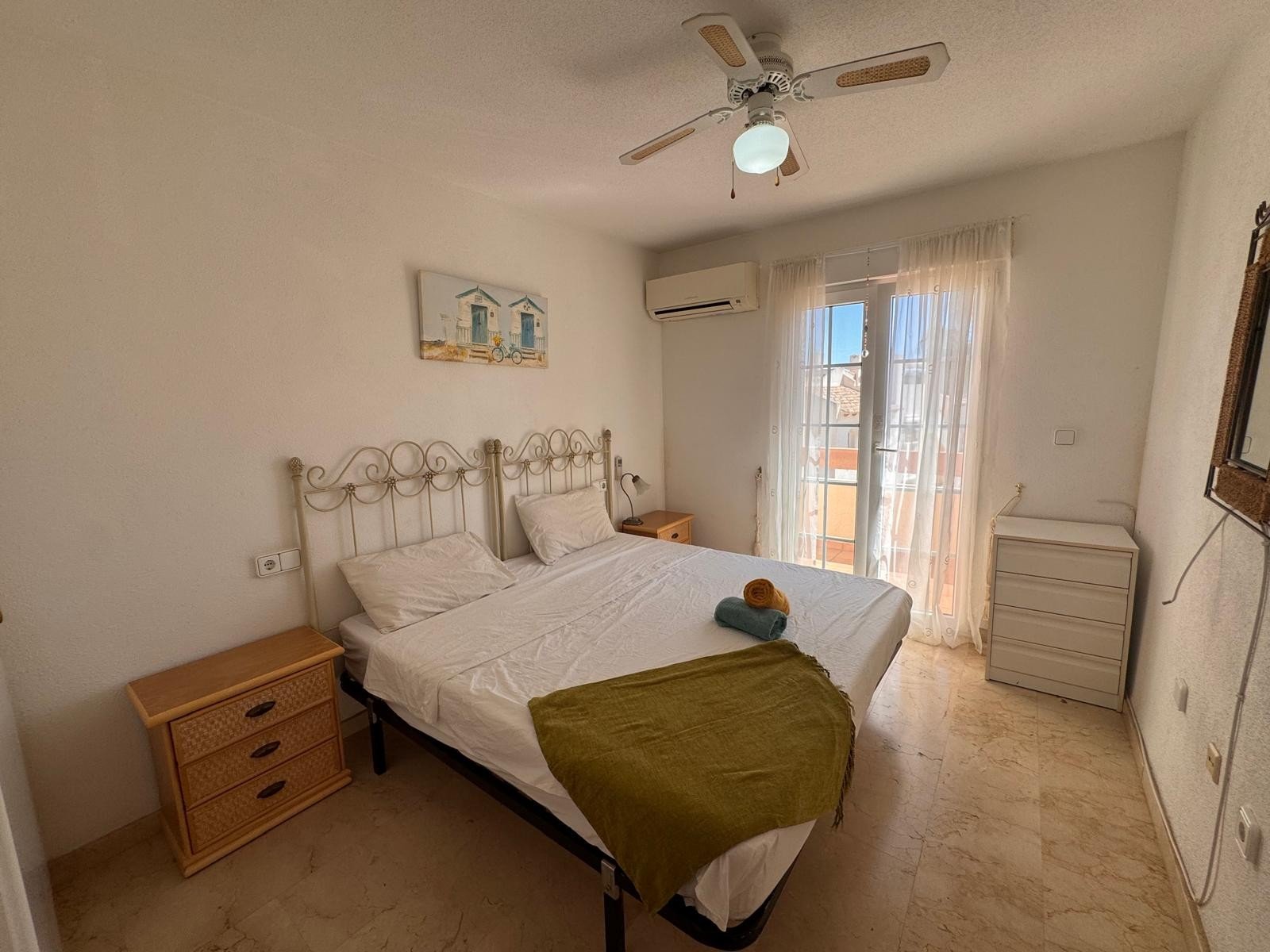   This beautifully presented 2-bedroom, 2.5-bathroom, three-storey townhouse is ideally located on the prestigious and award-winning Las Ramblas Golf 