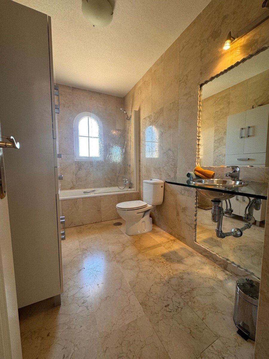   This beautifully presented 2-bedroom, 2.5-bathroom, three-storey townhouse is ideally located on the prestigious and award-winning Las Ramblas Golf 