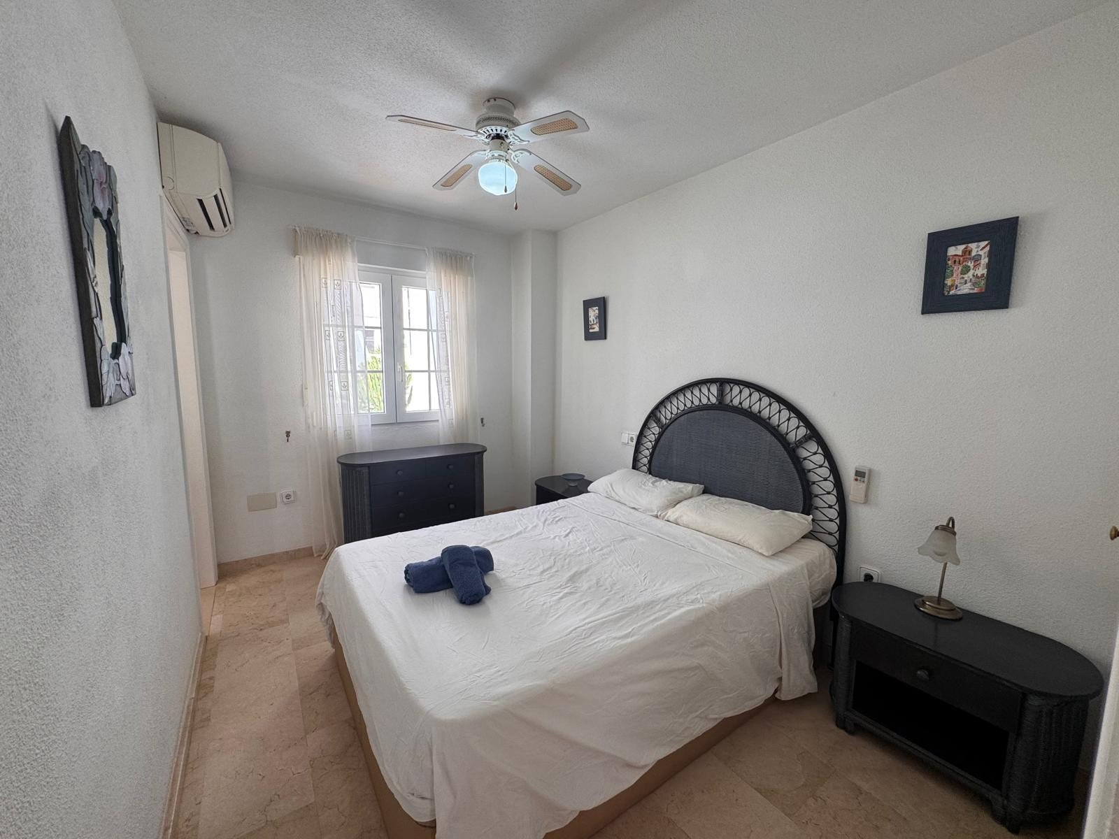   This beautifully presented 2-bedroom, 2.5-bathroom, three-storey townhouse is ideally located on the prestigious and award-winning Las Ramblas Golf 