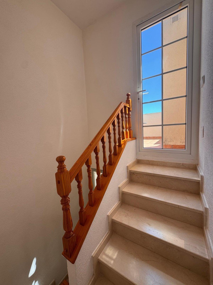   This beautifully presented 2-bedroom, 2.5-bathroom, three-storey townhouse is ideally located on the prestigious and award-winning Las Ramblas Golf 