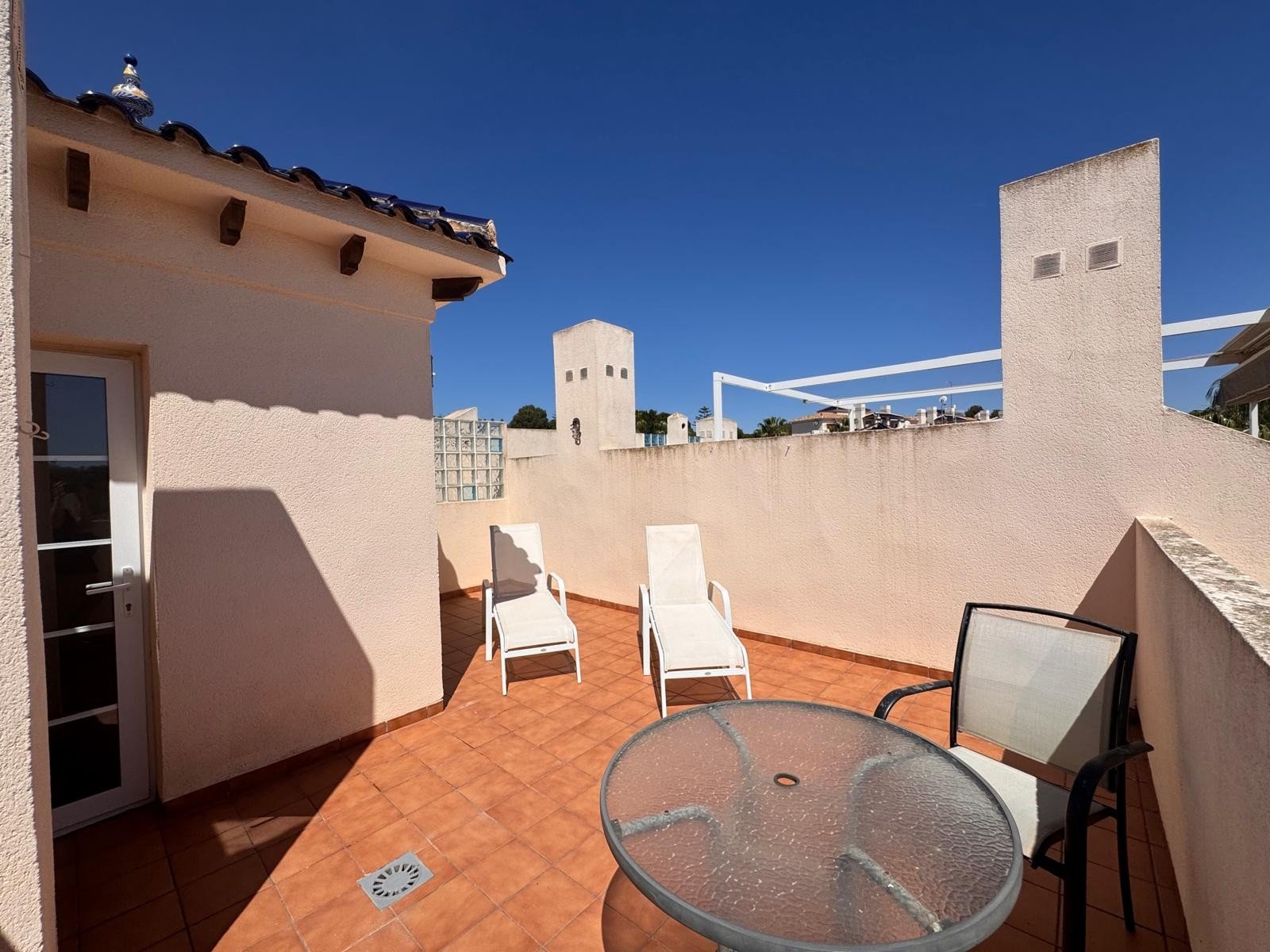   This beautifully presented 2-bedroom, 2.5-bathroom, three-storey townhouse is ideally located on the prestigious and award-winning Las Ramblas Golf 