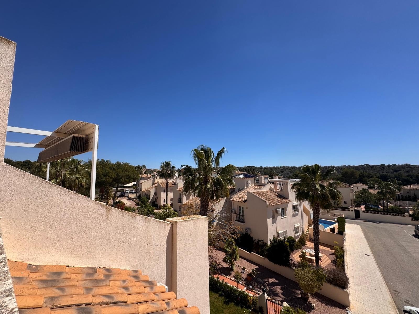   This beautifully presented 2-bedroom, 2.5-bathroom, three-storey townhouse is ideally located on the prestigious and award-winning Las Ramblas Golf 