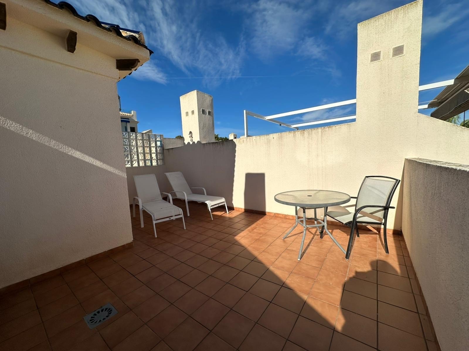   This beautifully presented 2-bedroom, 2.5-bathroom, three-storey townhouse is ideally located on the prestigious and award-winning Las Ramblas Golf 