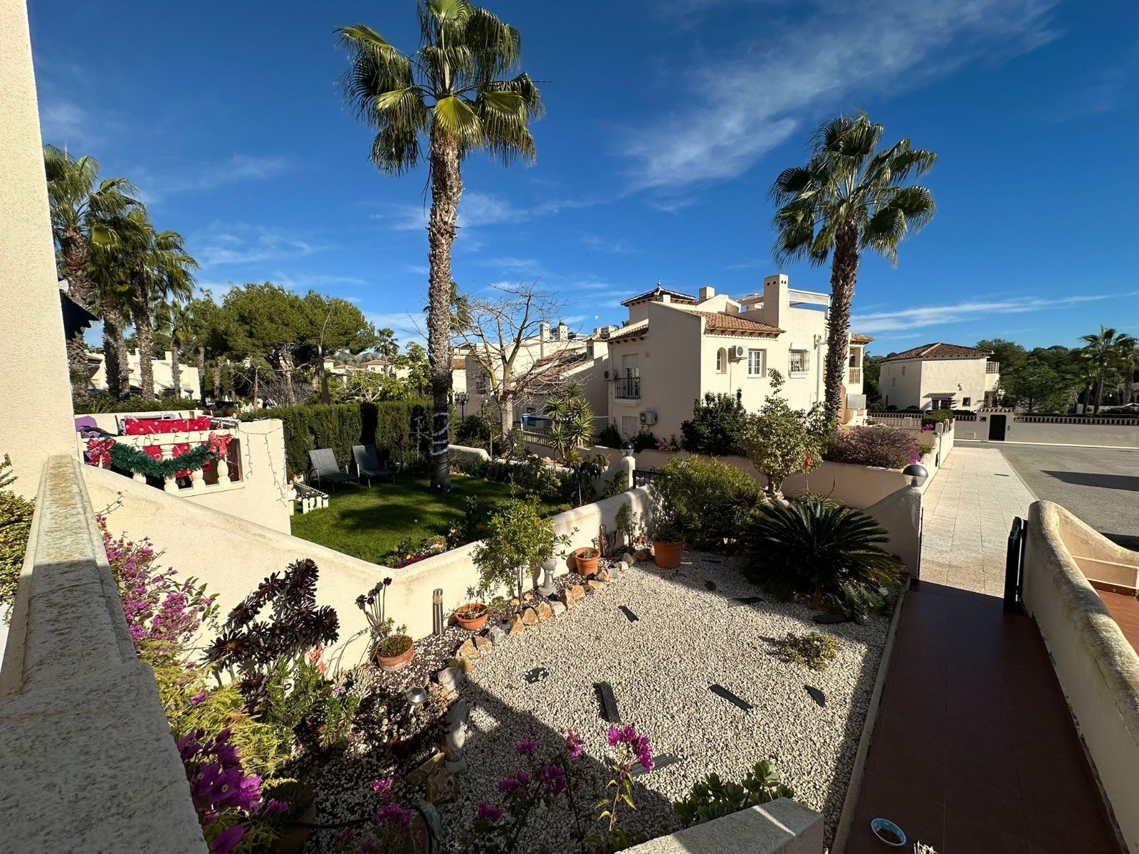   This beautifully presented 2-bedroom, 2.5-bathroom, three-storey townhouse is ideally located on the prestigious and award-winning Las Ramblas Golf 