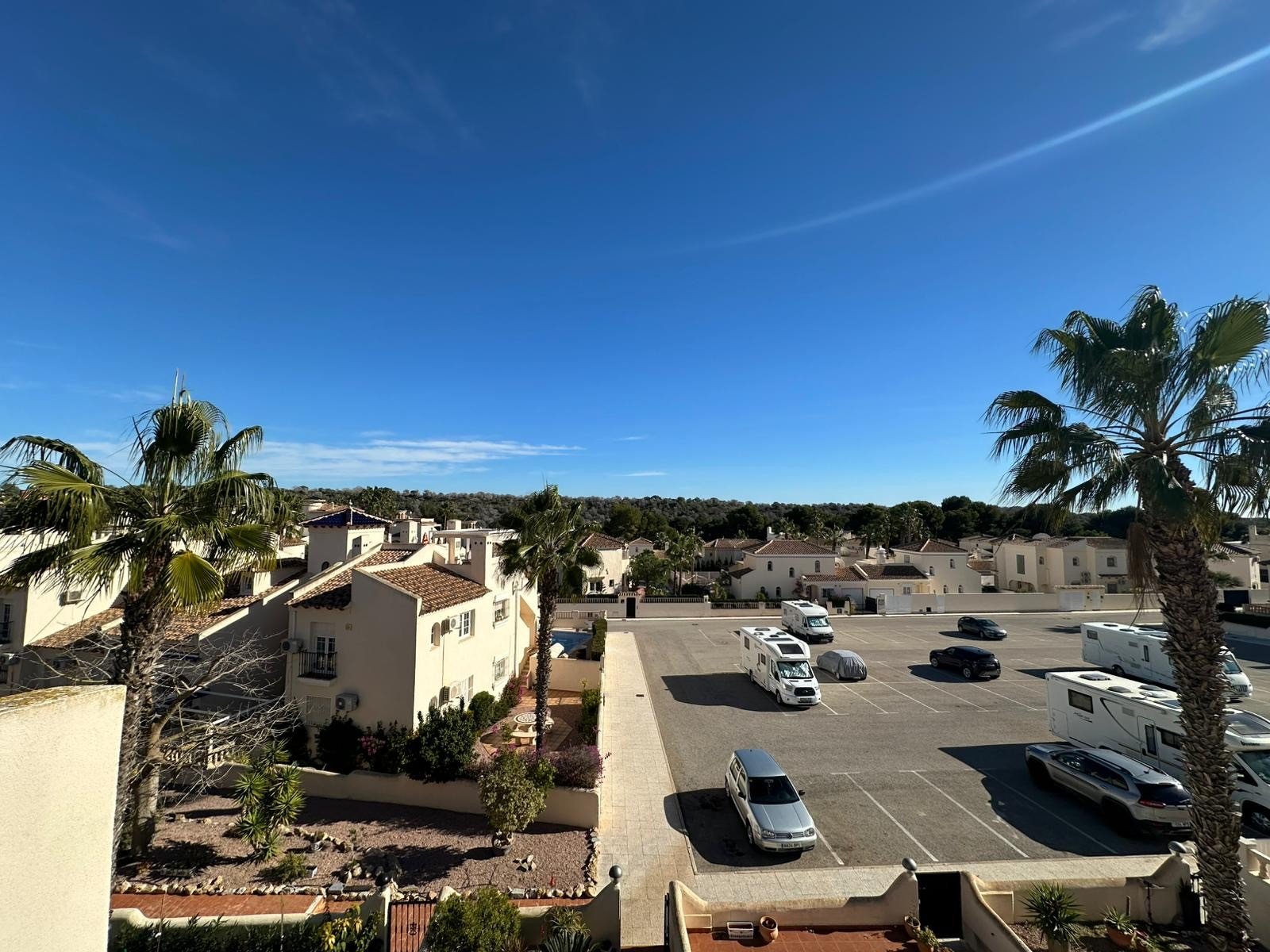   This beautifully presented 2-bedroom, 2.5-bathroom, three-storey townhouse is ideally located on the prestigious and award-winning Las Ramblas Golf 