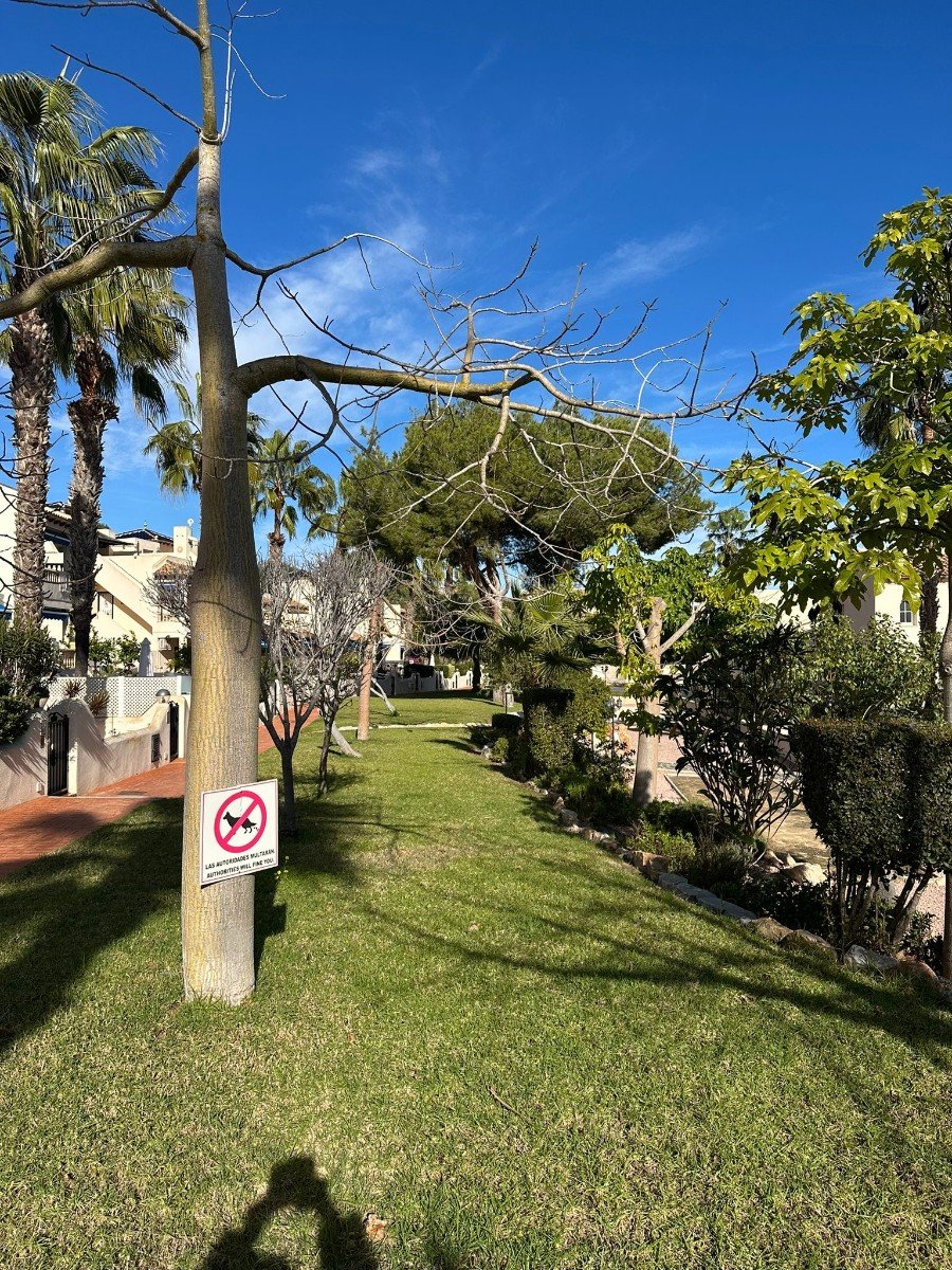   This beautifully presented 2-bedroom, 2.5-bathroom, three-storey townhouse is ideally located on the prestigious and award-winning Las Ramblas Golf 