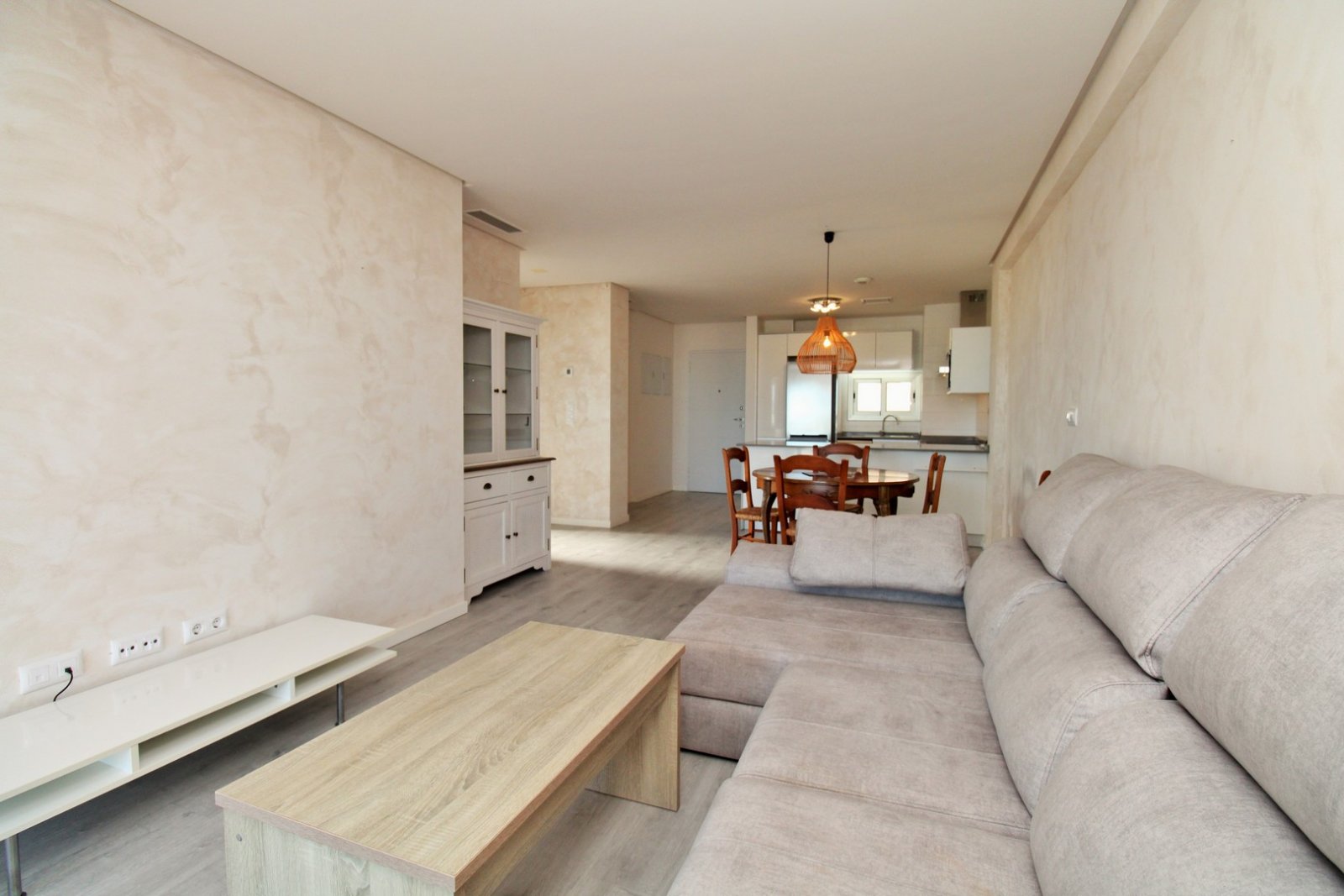  Dieses beeindruckende, ostorientierte Penthouse befindet sich im begehrten Wohnkomplex Altos del Mediterráneo in Los Dolses und bietet herrliche Ausb