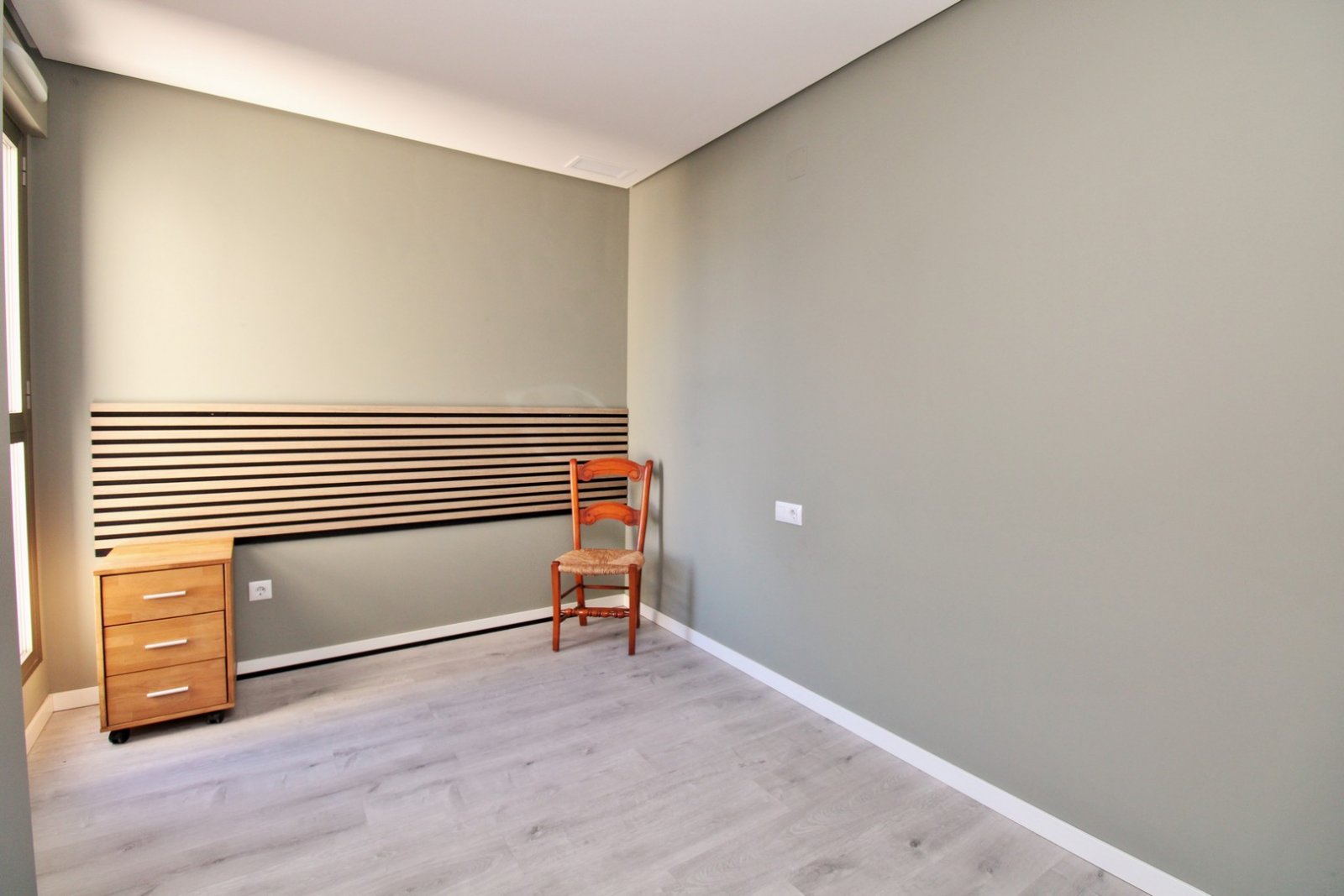  Dieses beeindruckende, ostorientierte Penthouse befindet sich im begehrten Wohnkomplex Altos del Mediterráneo in Los Dolses und bietet herrliche Ausb