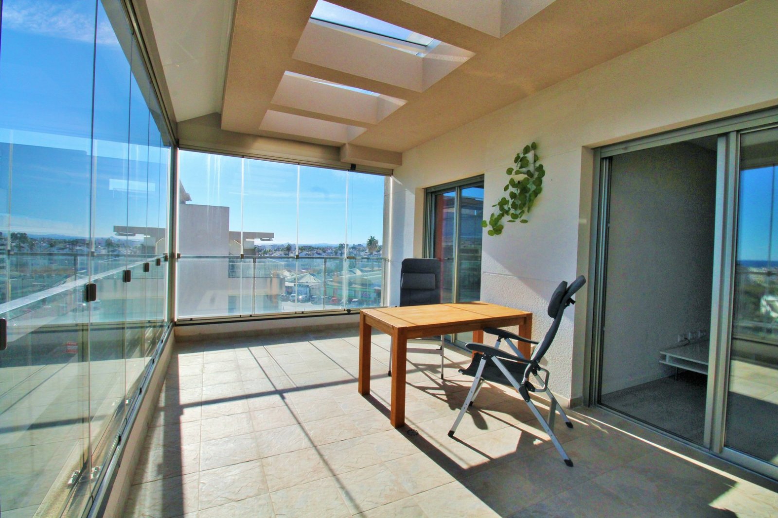  Dieses beeindruckende, ostorientierte Penthouse befindet sich im begehrten Wohnkomplex Altos del Mediterráneo in Los Dolses und bietet herrliche Ausb