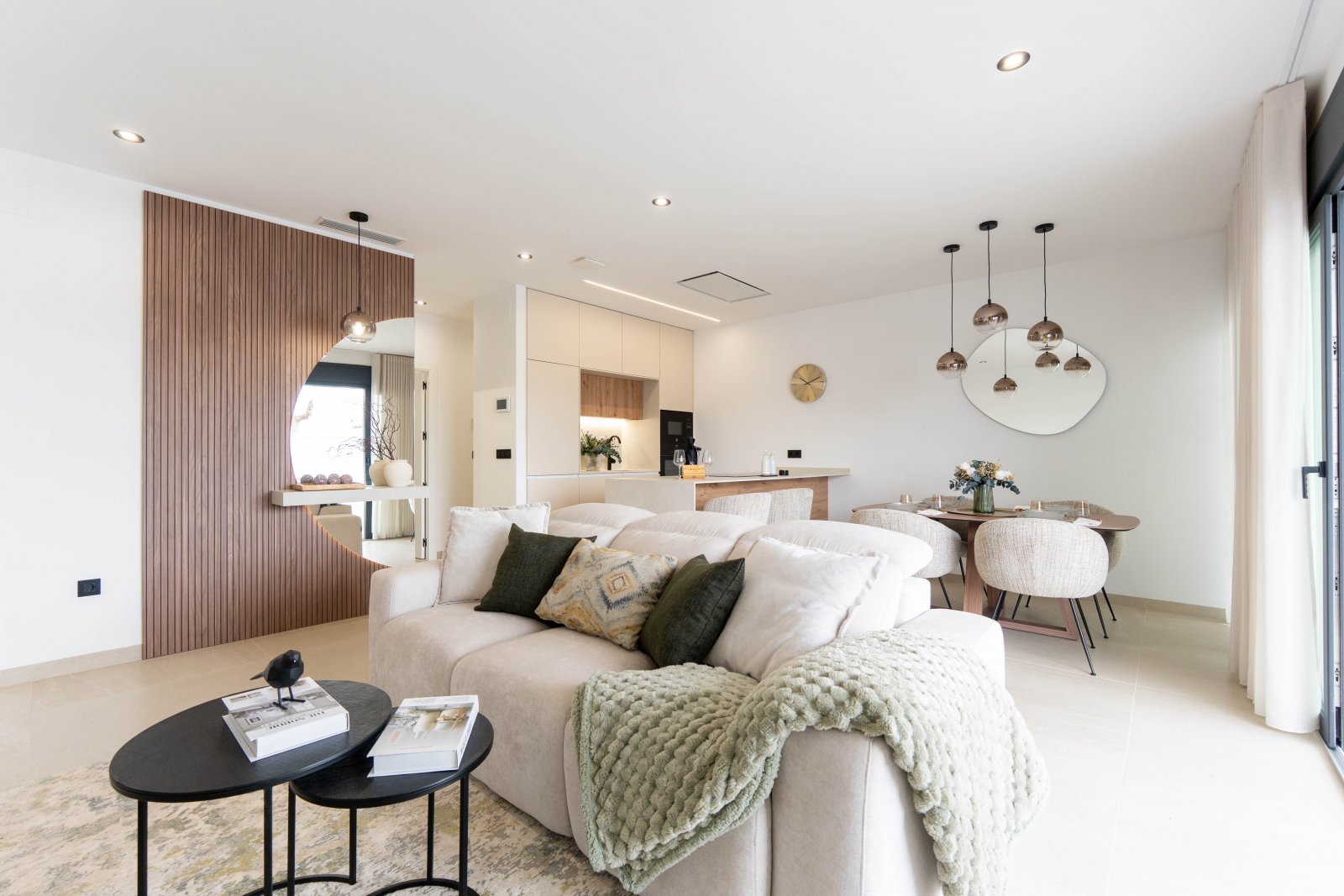  In der charmanten Stadt San Pedro del Pinatar gelegen, bietet diese Wohnanlage eine exklusive Sammlung von 6 unabhängigen Häusern. Diese Immobilien s