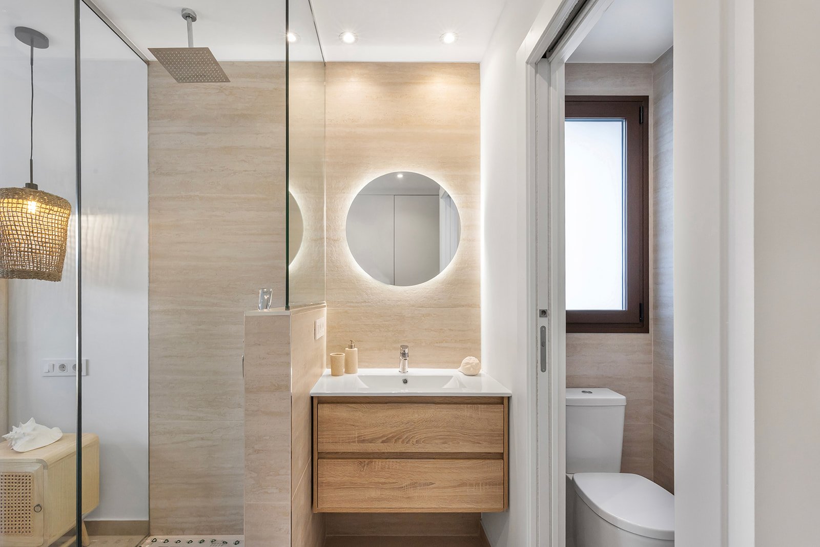  In der charmanten Stadt Los Alcázares gelegen, bieten diese Bungalows eine einzigartige Gelegenheit, das Leben in Meeresnähe zu genießen. Mit nur vie