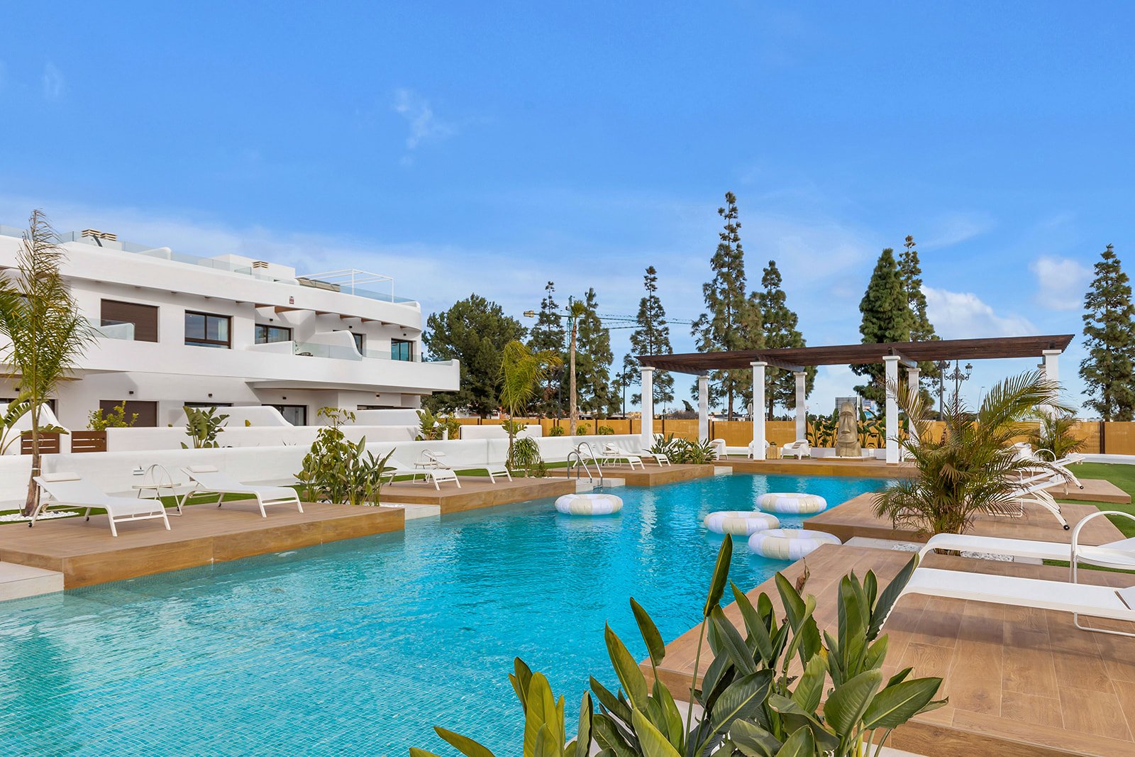  In der charmanten Stadt Los Alcázares gelegen, bietet diese Wohnanlage eine Auswahl von 22 Einheiten, darunter Wohnungen und Penthäuser. Für diejenig