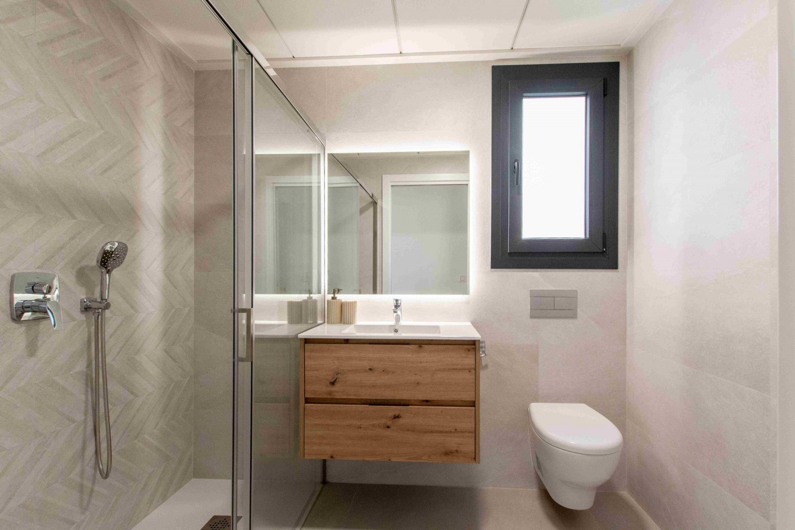  Exklusive Wohnanlage in einer der privilegiertesten Gegenden von Finestrat, nur wenige Minuten von den Stränden von Benidorm entfernt. Dieser Komplex