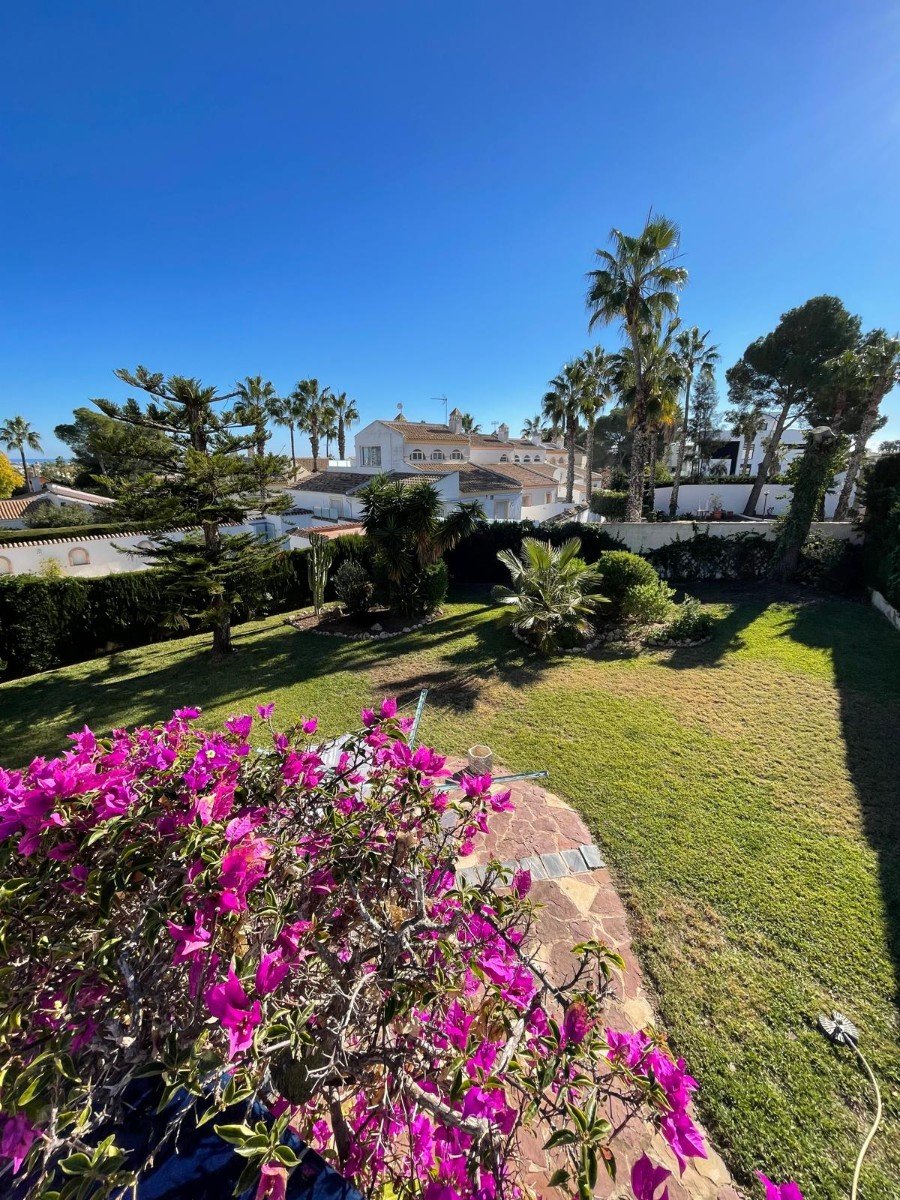   South-facing house built in 1989 with 140 m2 of built surface area under roof. Approximately 40 m2 large and very bright living room on the upper fl