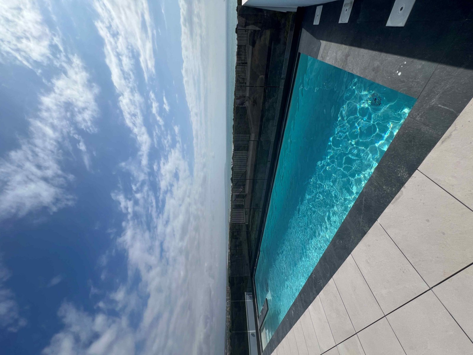  In der charmanten Stadt Guardamar del Segura gelegen, bietet diese exklusive Wohnanlage eine Auswahl von 13 Wohnungen, darunter Apartments, Erdgescho