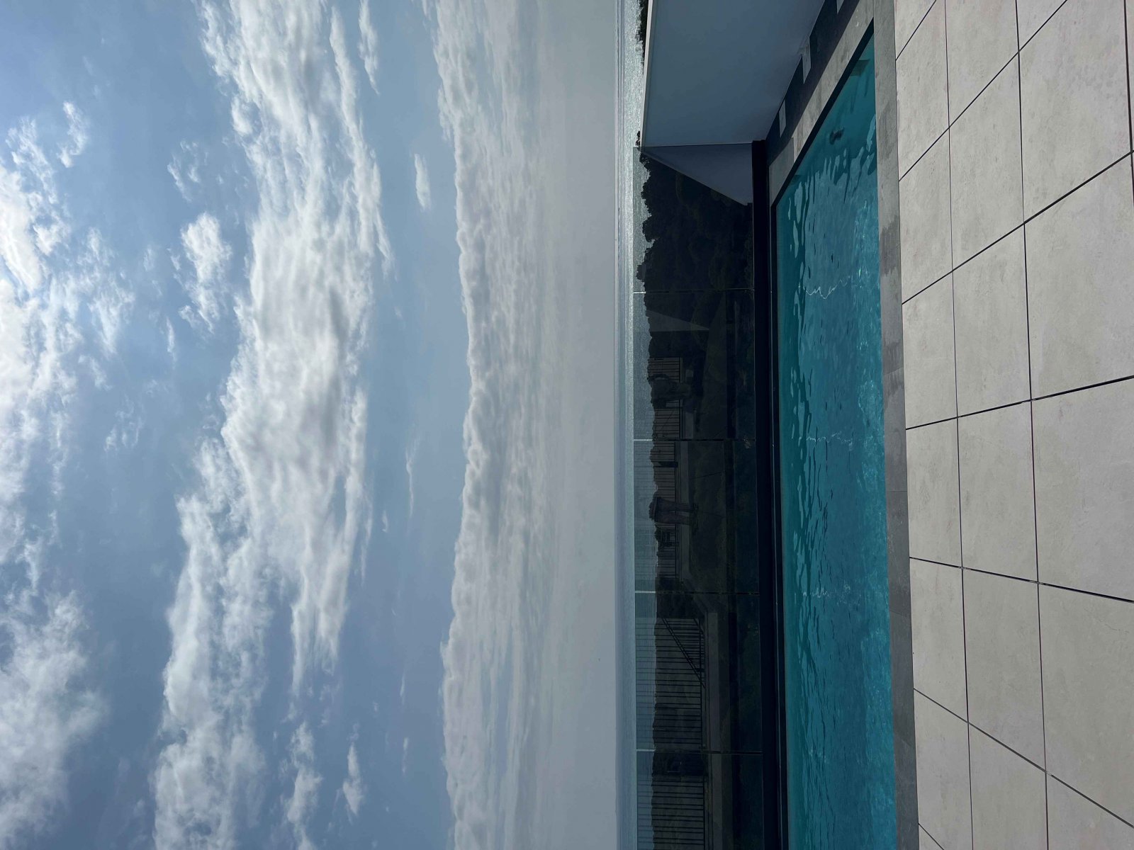  In der charmanten Stadt Guardamar del Segura gelegen, bietet diese exklusive Wohnanlage eine Auswahl von 13 Wohnungen, darunter Apartments, Erdgescho