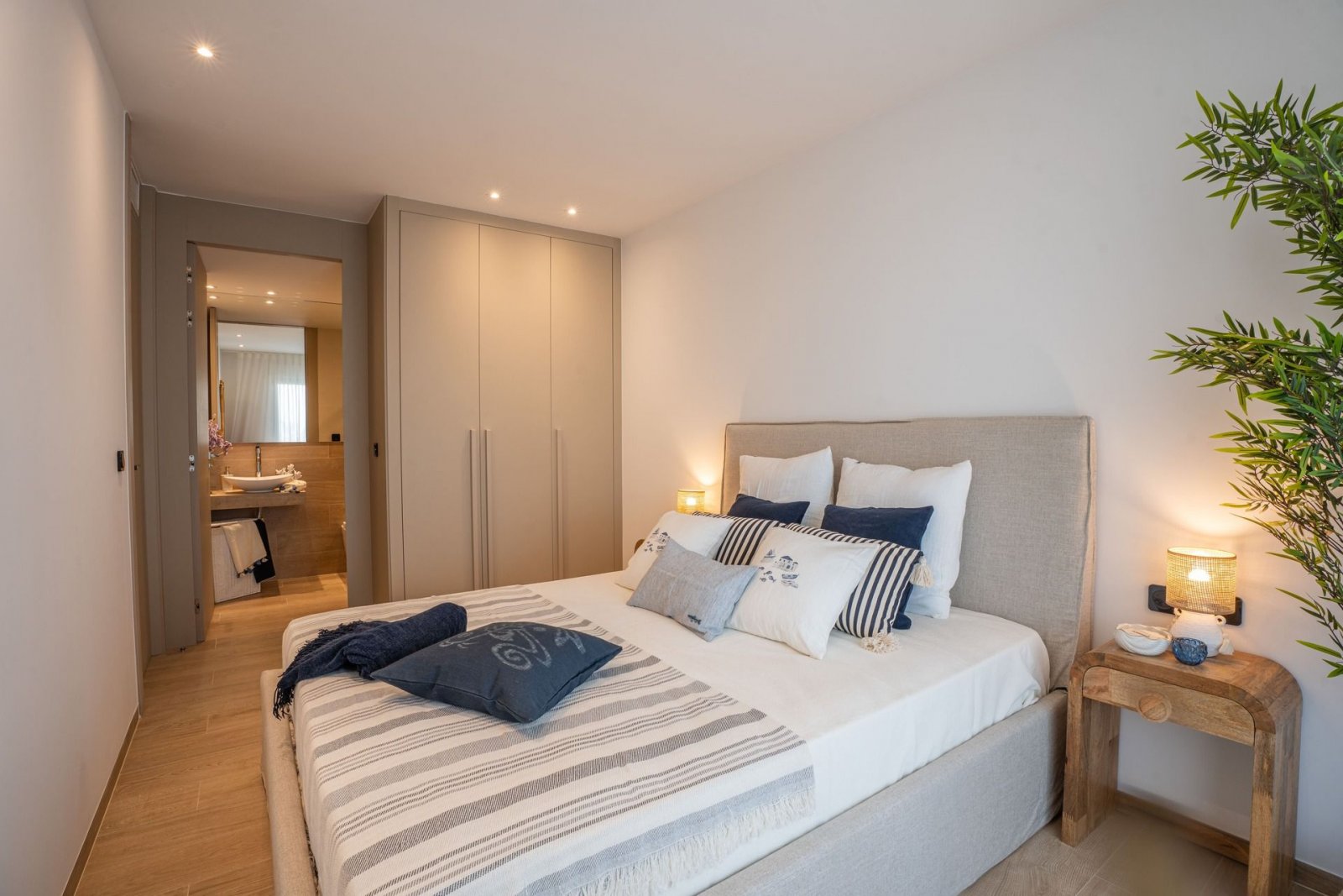  In der prestigeträchtigen Umgebung von La Finca Golf gelegen, bietet diese Wohnanlage eine exklusive Auswahl von 12 Wohnungen. Die verfügbaren Option