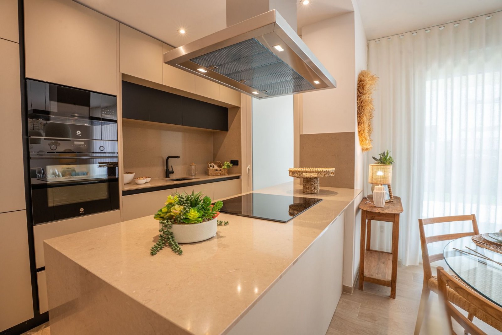  In der prestigeträchtigen Umgebung von La Finca Golf gelegen, bietet diese Wohnanlage eine exklusive Auswahl von 12 Wohnungen. Die verfügbaren Option