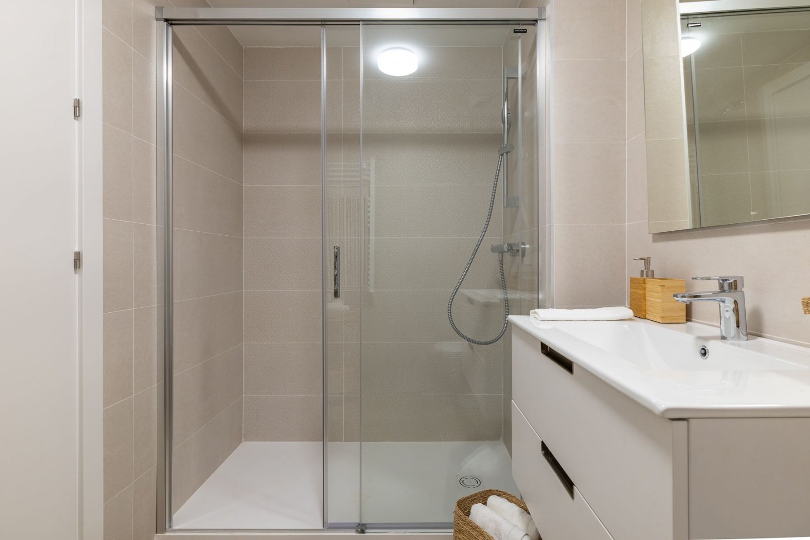  In der wunderschönen Stadt Calpe gelegen, bietet diese exklusive Wohnanlage eine Auswahl von 31 hochwertigen Wohnungen, darunter Apartments und Penth