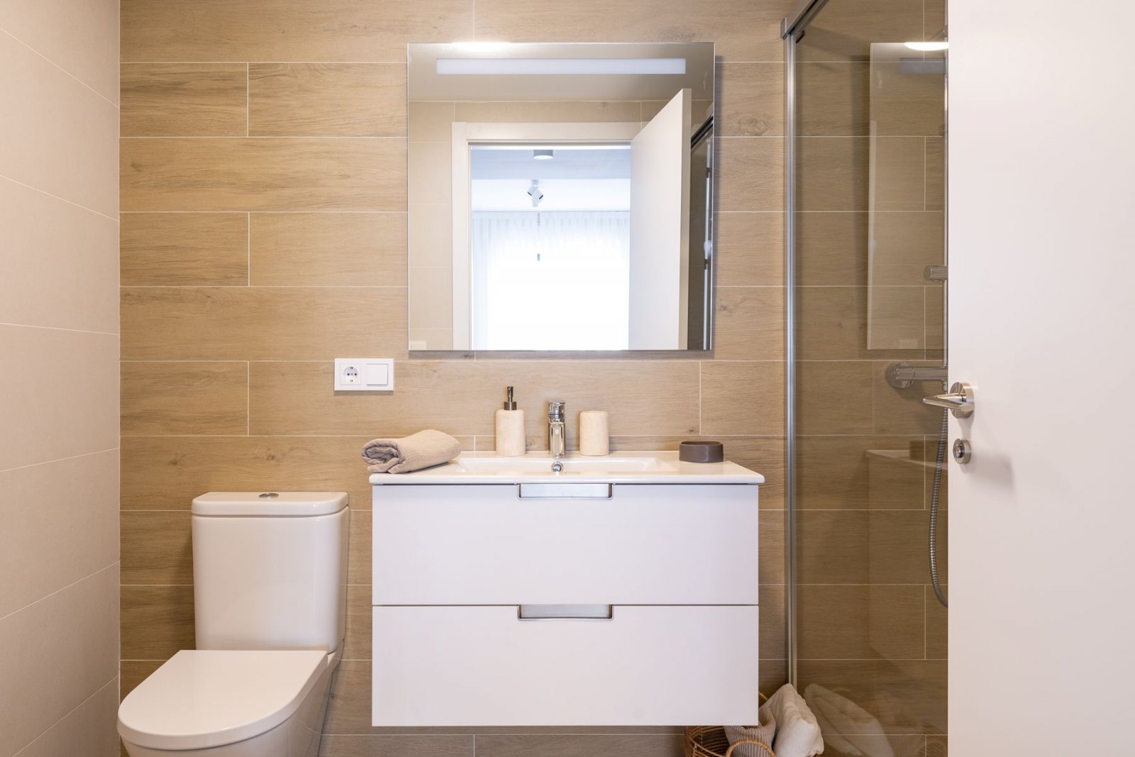  In der wunderschönen Stadt Calpe gelegen, bietet diese exklusive Wohnanlage eine Auswahl von 31 hochwertigen Wohnungen, darunter Apartments und Penth