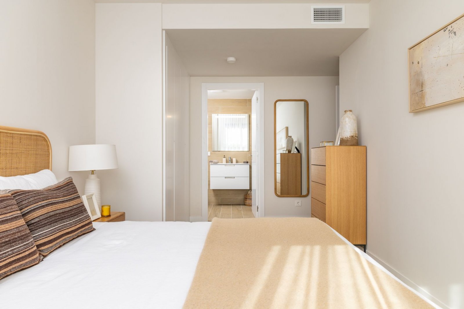  In der wunderschönen Stadt Calpe gelegen, bietet diese exklusive Wohnanlage eine Auswahl von 31 hochwertigen Wohnungen, darunter Apartments und Penth