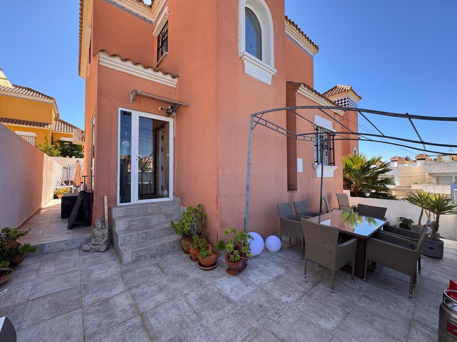   This beautiful south-facing detached villa is set on a 300 m² plot and offers a large private pool along with ample outdoor space, perfect for relax
