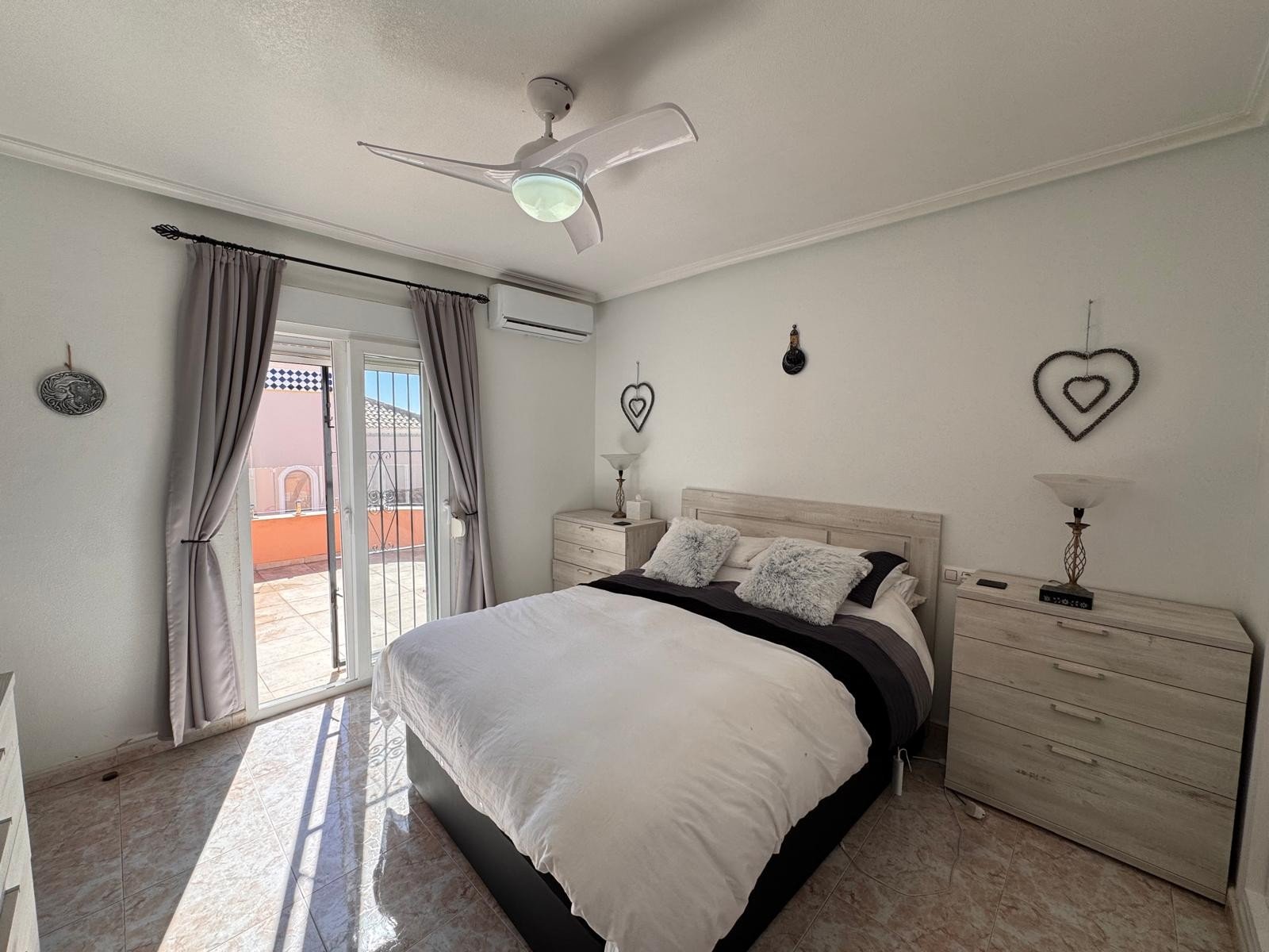   This beautiful south-facing detached villa is set on a 300 m² plot and offers a large private pool along with ample outdoor space, perfect for relax