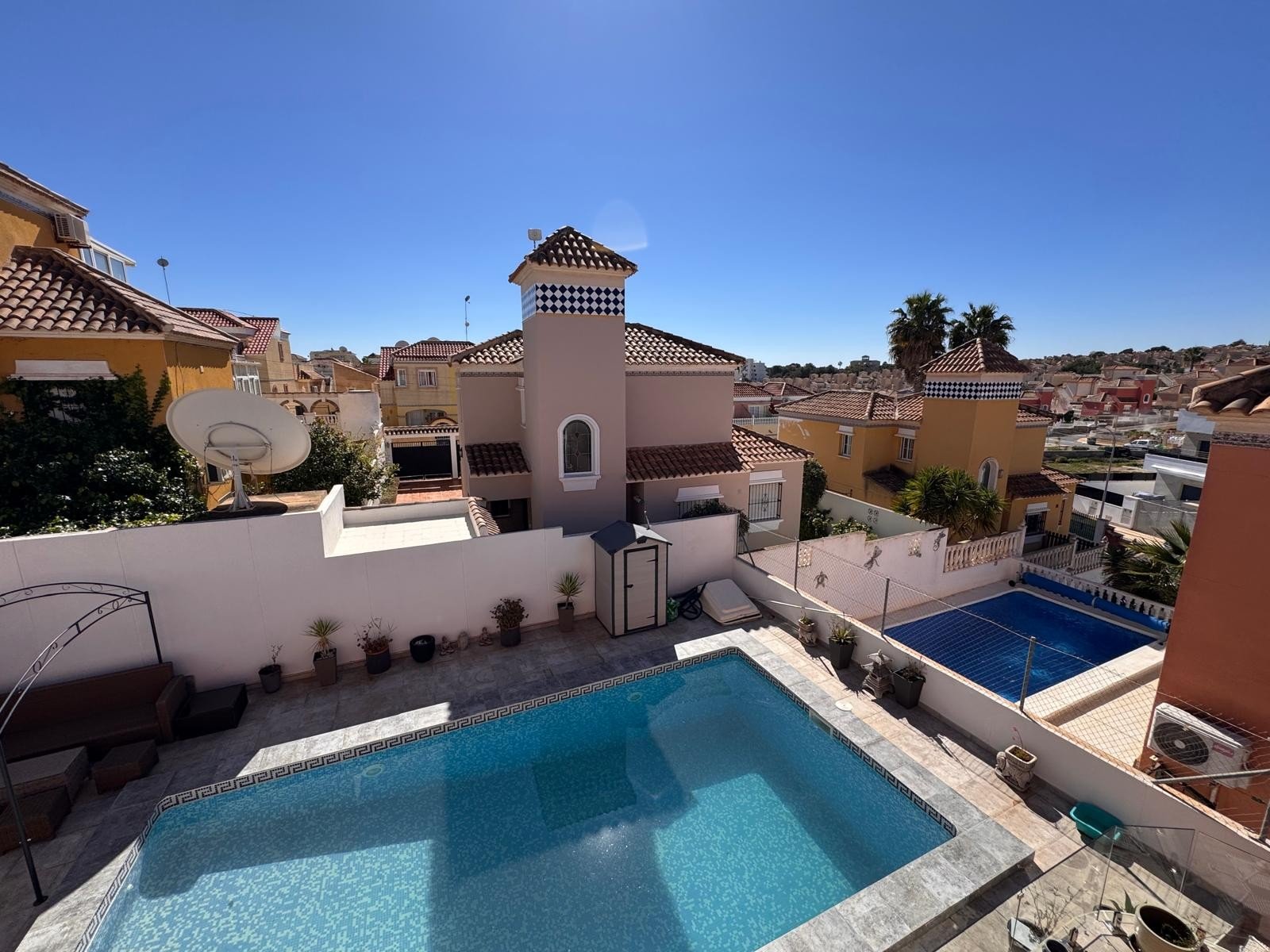  This beautiful south-facing detached villa is set on a 300 m² plot and offers a large private pool along with ample outdoor space, perfect for relax