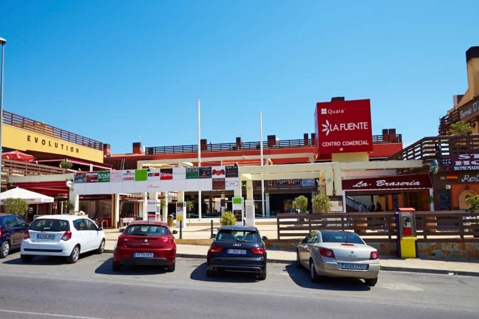   This beautiful south-facing detached villa is set on a 300 m² plot and offers a large private pool along with ample outdoor space, perfect for relax