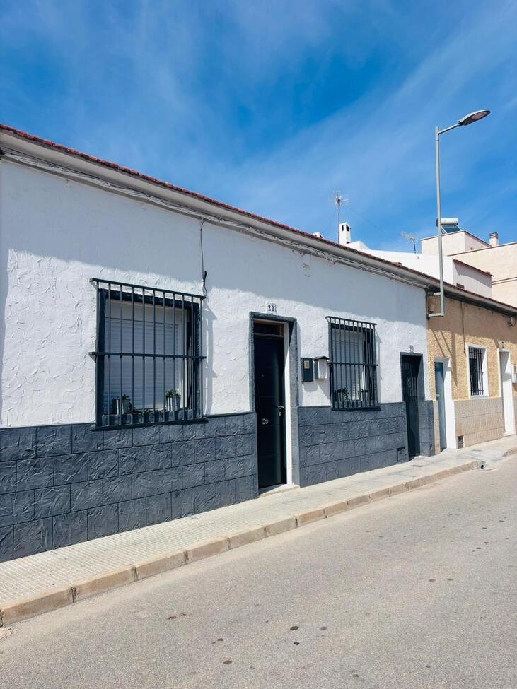   Located in the heart of the vibrant town of San Miguel de Salinas in the beautiful Alicante Province, this fully renovated four-bedroom townhouse of