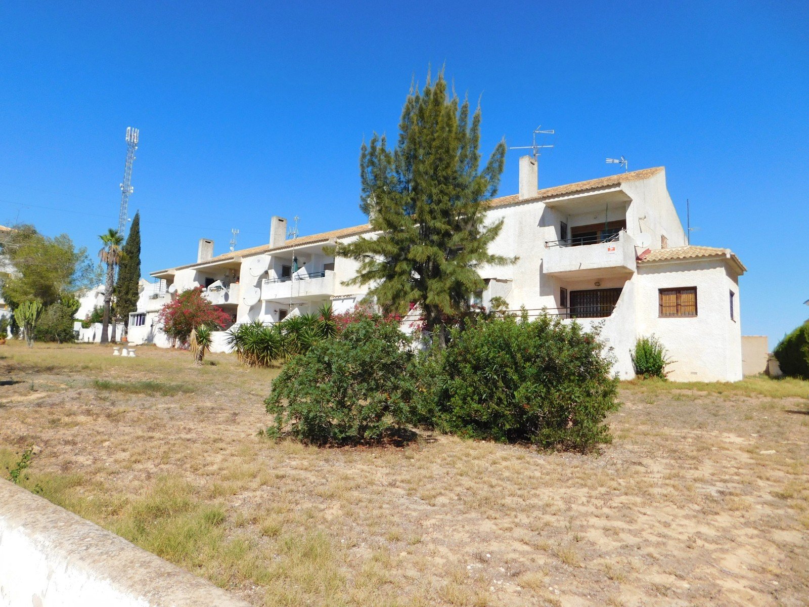   Looking for a lock up and leave property in the Orihuela Costa? Walking distance to all amenities? Well, we have the right one for you!! Here is a g