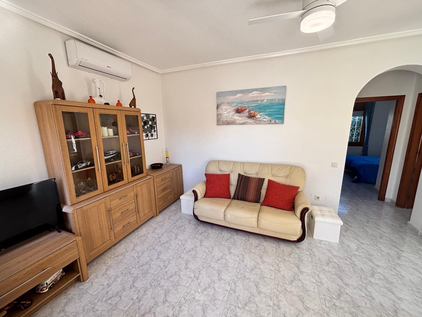   Located in the sought-after area of Ciudad Quesada, this charming detached villa offers the perfect blend of comfort, privacy, and convenience—ideal