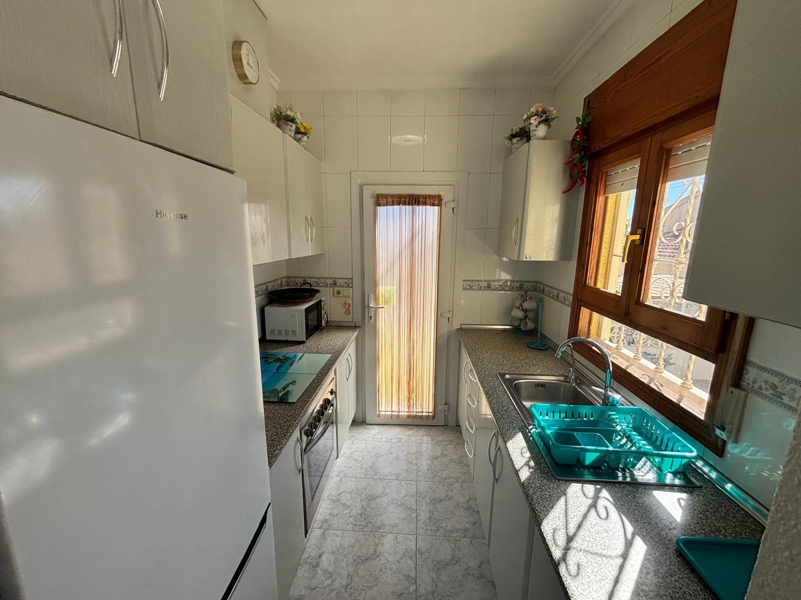   Located in the sought-after area of Ciudad Quesada, this charming detached villa offers the perfect blend of comfort, privacy, and convenience—ideal