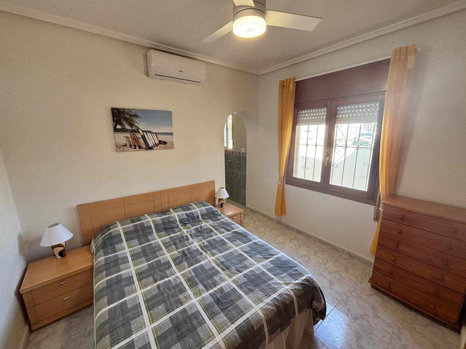   Located in the sought-after area of Ciudad Quesada, this charming detached villa offers the perfect blend of comfort, privacy, and convenience—ideal