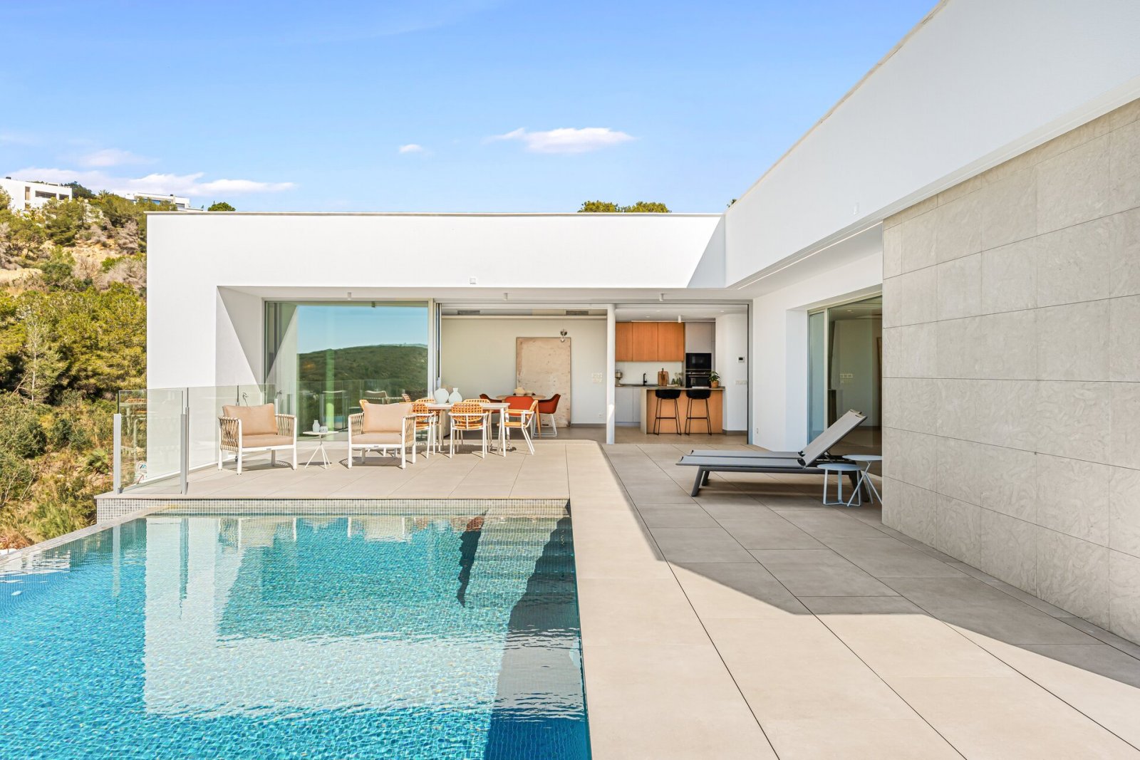  In der prestigeträchtigen Gegend von Cumbre del Sol gelegen, bieten diese exklusiven Villen eine luxuriöse Umgebung mit beeindruckendem Meerblick. Mi