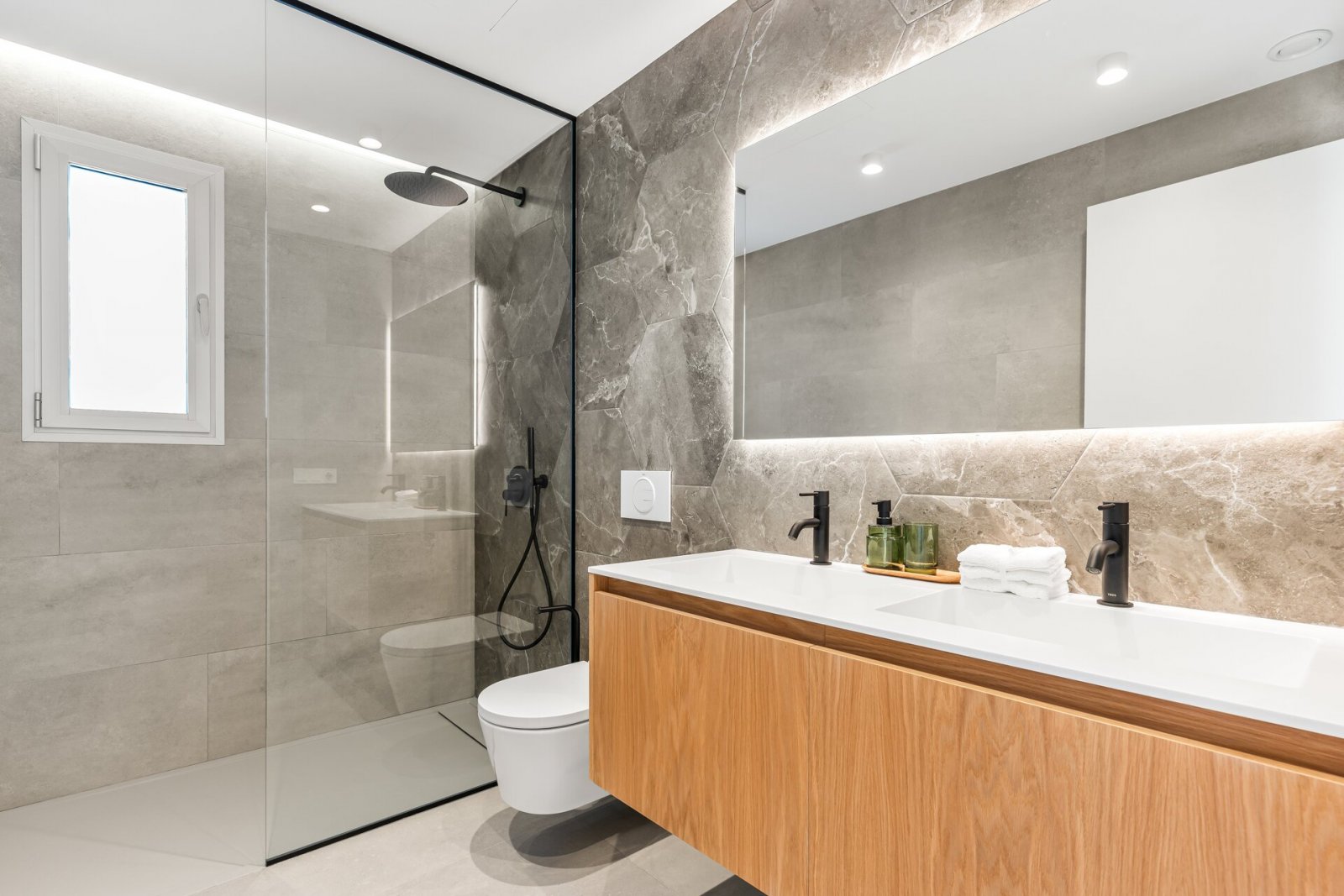  In der prestigeträchtigen Gegend von Cumbre del Sol gelegen, bieten diese exklusiven Villen eine luxuriöse Umgebung mit beeindruckendem Meerblick. Mi