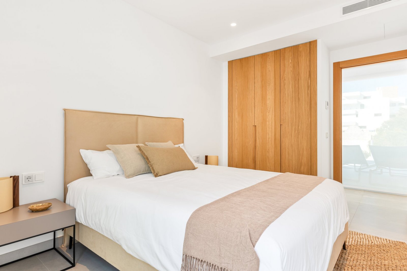  In der prestigeträchtigen Gegend von Cumbre del Sol gelegen, bieten diese exklusiven Villen eine luxuriöse Umgebung mit beeindruckendem Meerblick. Mi