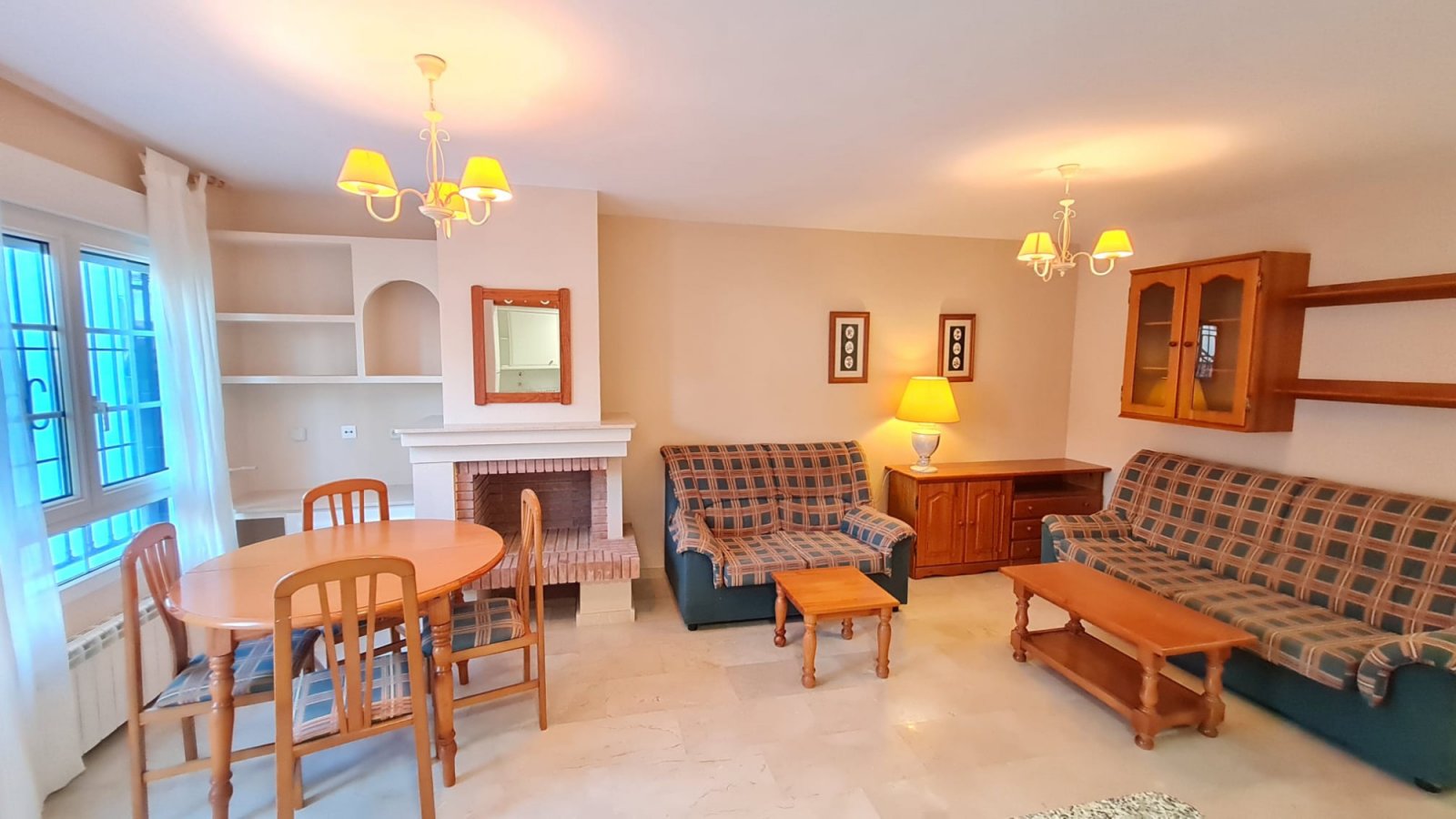  Dieser wunderschöne, nach Süden ausgerichtete Bungalow Lola befindet sich in der begehrten Gegend von Villamartin Rioja in Orihuela Costa. Einkaufsmö