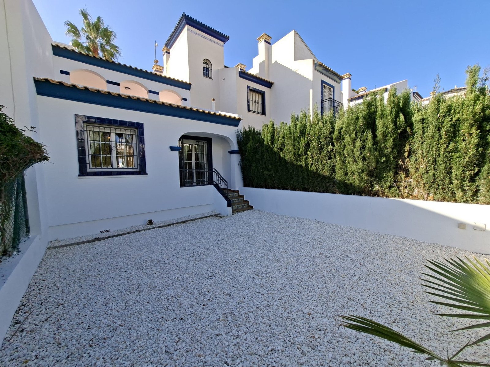  Dieser wunderschöne, nach Süden ausgerichtete Bungalow Lola befindet sich in der begehrten Gegend von Villamartin Rioja in Orihuela Costa. Einkaufsmö