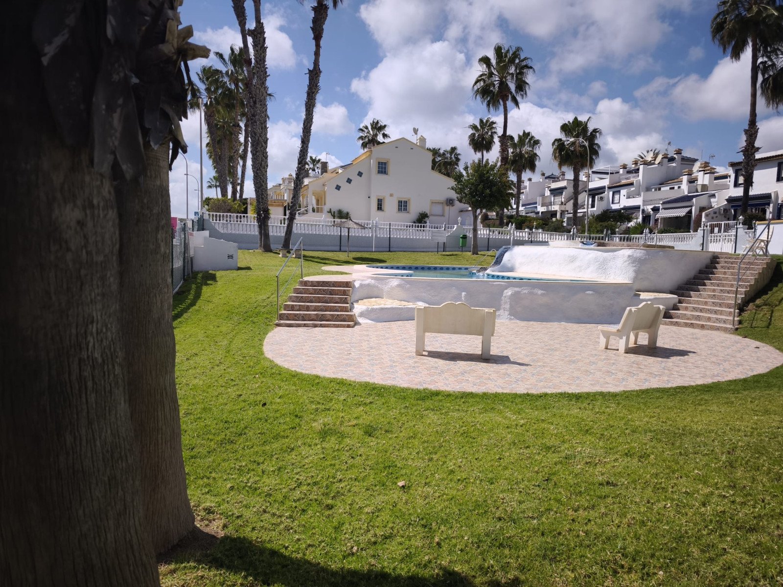  Dieser wunderschöne, nach Süden ausgerichtete Bungalow Lola befindet sich in der begehrten Gegend von Villamartin Rioja in Orihuela Costa. Einkaufsmö