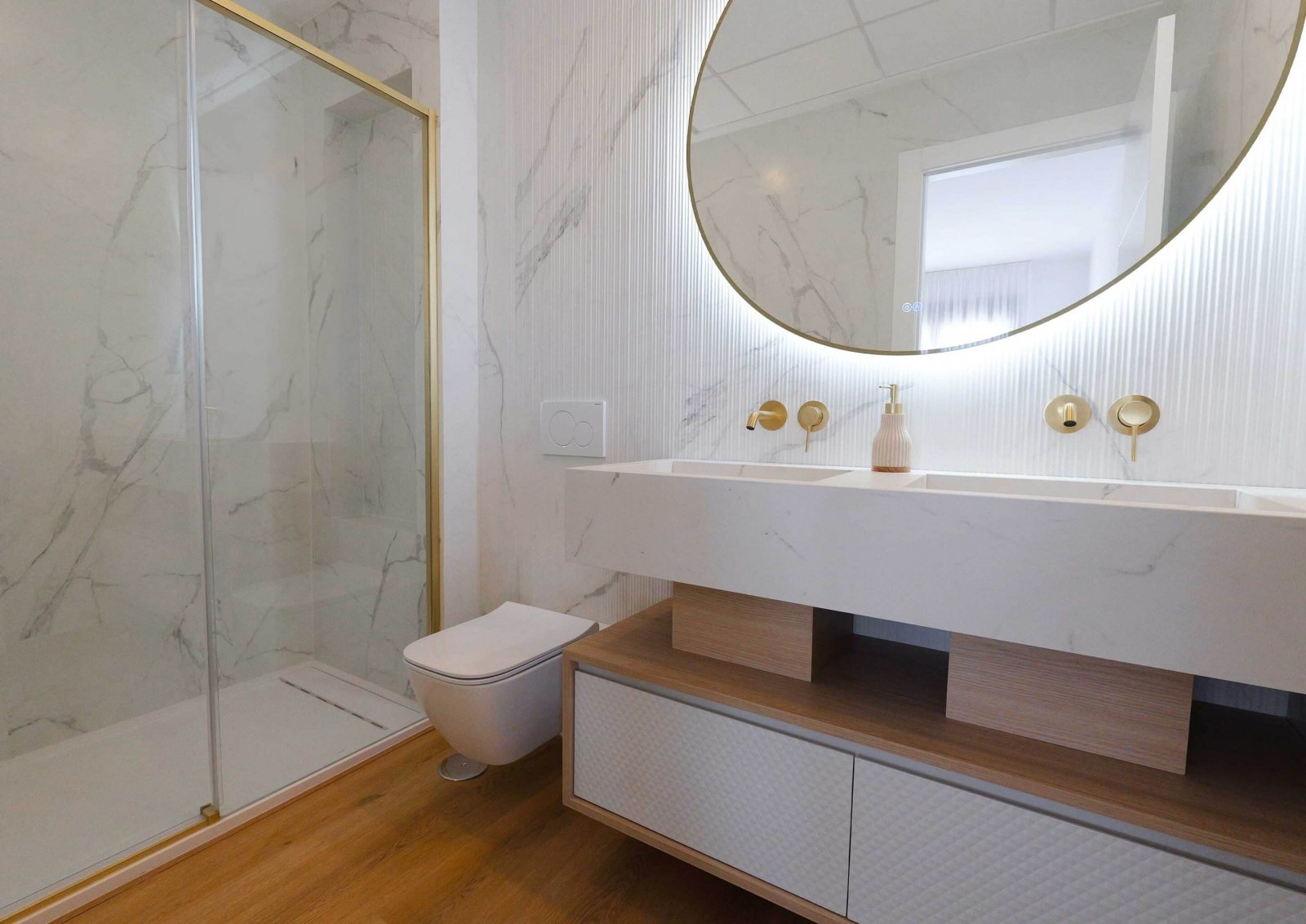  In der exklusiven Gegend von La Manga gelegen, bietet dieser Wohnkomplex ein einzigartiges Wohnerlebnis mit beeindruckendem Meerblick. Mit insgesamt 