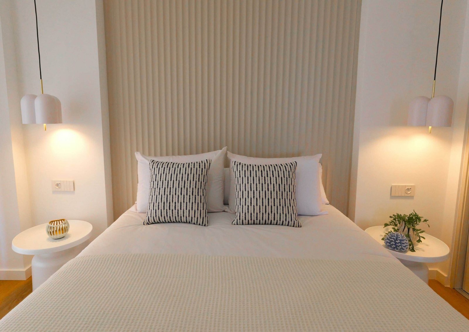  In der exklusiven Gegend von La Manga gelegen, bietet dieser Wohnkomplex ein einzigartiges Wohnerlebnis mit beeindruckendem Meerblick. Mit insgesamt 