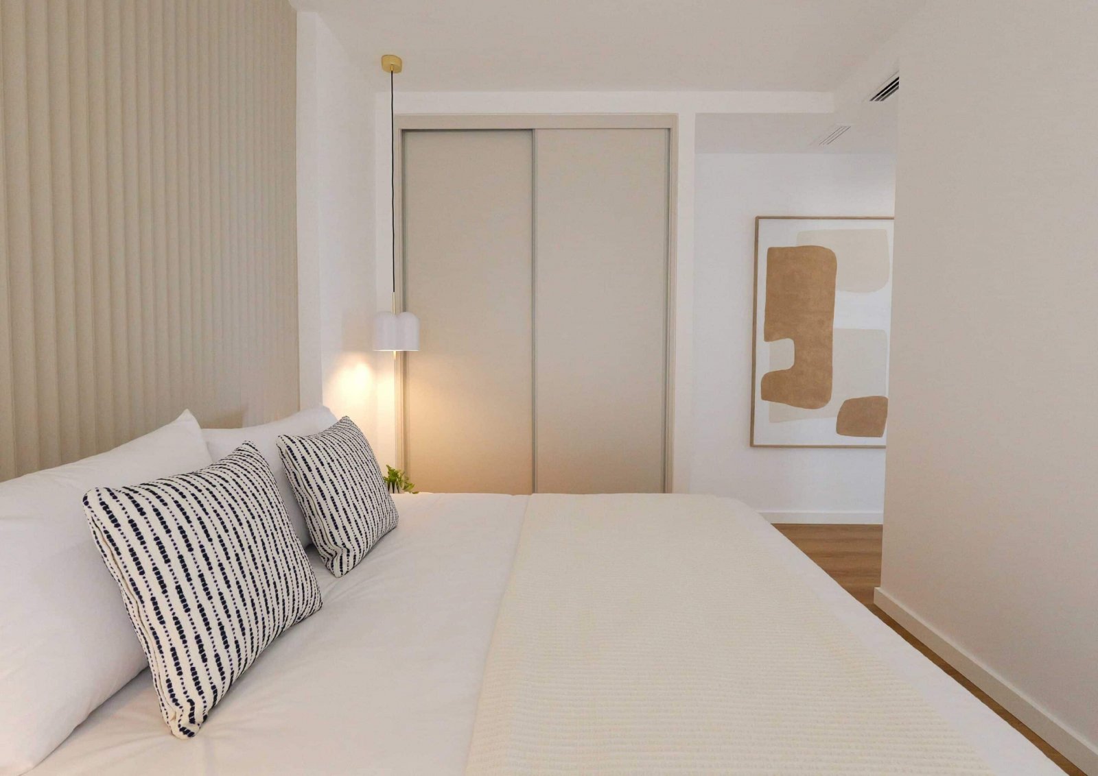  In der exklusiven Gegend von La Manga gelegen, bietet dieser Wohnkomplex ein einzigartiges Wohnerlebnis mit beeindruckendem Meerblick. Mit insgesamt 