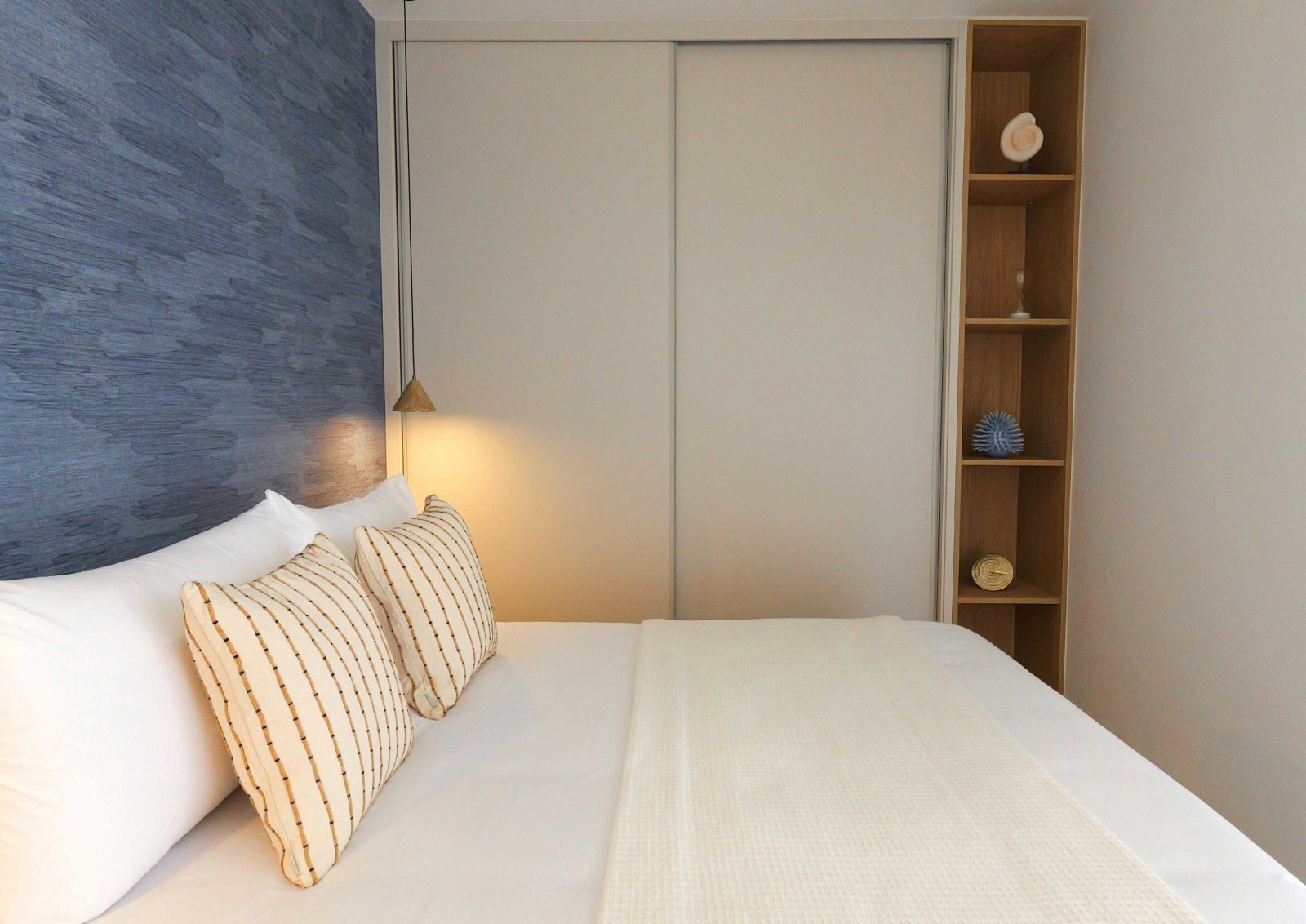  In der exklusiven Gegend von La Manga gelegen, bietet dieser Wohnkomplex ein einzigartiges Wohnerlebnis mit beeindruckendem Meerblick. Mit insgesamt 