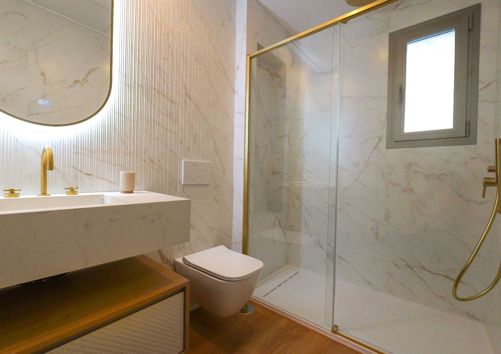  In der exklusiven Gegend von La Manga gelegen, bietet dieser Wohnkomplex ein einzigartiges Wohnerlebnis mit beeindruckendem Meerblick. Mit insgesamt 