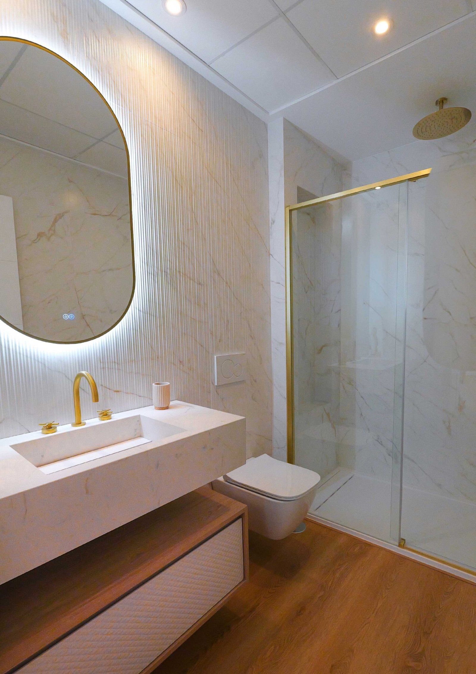  In der exklusiven Gegend von La Manga gelegen, bietet dieser Wohnkomplex ein einzigartiges Wohnerlebnis mit beeindruckendem Meerblick. Mit insgesamt 