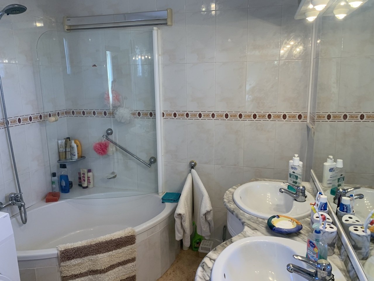   Fantastic opportunity with this 3 Bed, 2 Bath Detached Villa in Villamartin.Discover the charm of this spacious and versatile 3-bedroom, 2-bathroom 